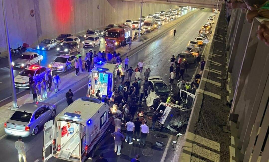 Şanlıurfa'nın Karaköprü ilçesinde meydana gelen trafik kazasında üç araç karıştı.