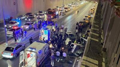 Şanlıurfa'nın Karaköprü ilçesinde meydana gelen trafik kazasında üç araç karıştı.