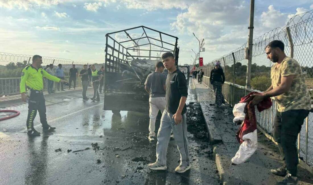 Seyir halindeki kamyonet alev aldı: Ensesinde sıcaklık hissedince, 3 kişinin hayatı kurtuldu Şanlıurfa'ya bağlı Birecik ilçesinde Fırat Nehri üzerindeki Birecik Köprüsü'nde meydana