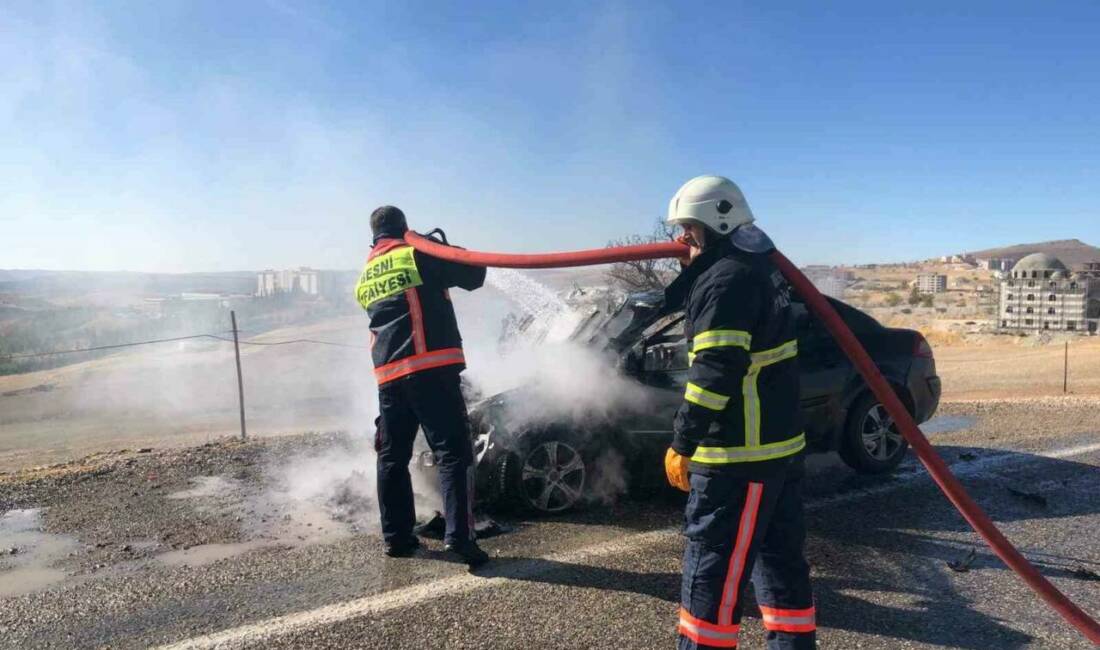 Seyir halindeki otomobil yandı Besni ilçesinde seyir halindeki bir otomobil aniden alev aldı ve