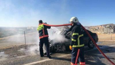 Besni ilçesinde seyir halindeki bir otomobil aniden alev aldı ve