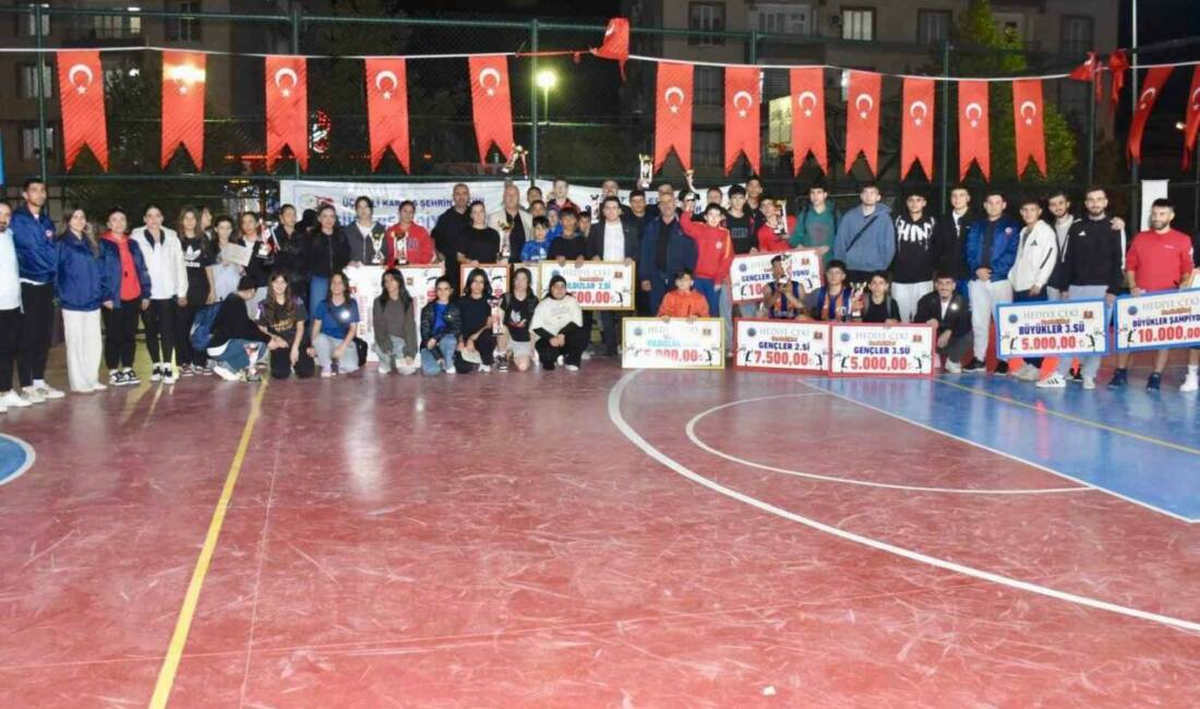 Siirt’te 4.’sü düzenlenen 3×3 Sokak Basketbolu Turnuvası sona erdi Cumhuriyetin 102. yıl kutlamaları kapsamında Siirt Belediyesi tarafından bu yıl
