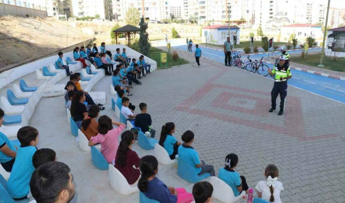 Siirt Belediyesi tarafından açılan Çocuk Trafik Eğitim Parkı, çocukların dikkatini