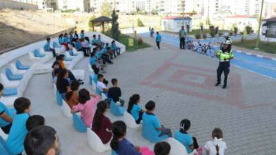 Siirt Belediyesi tarafından açılan Çocuk Trafik Eğitim Parkı, çocukların dikkatini