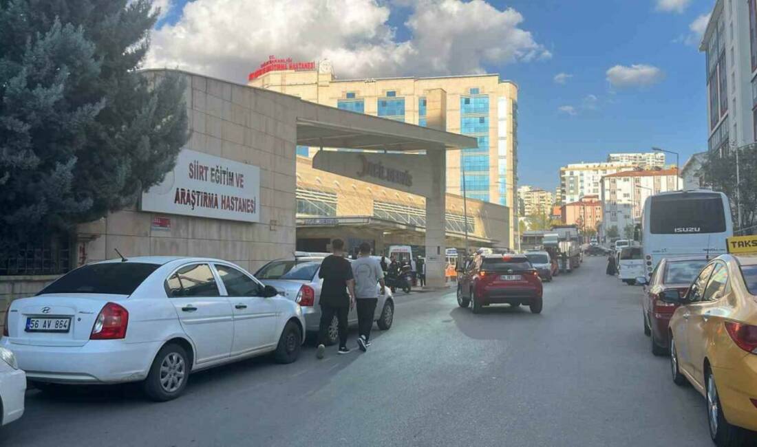Siirt’te hastane bahçesinde bıçaklı kavga: 3 yaralı Siirt Eğitim ve Araştırma Hastanesi bahçesinde çıkan bıçaklı kavgada 3