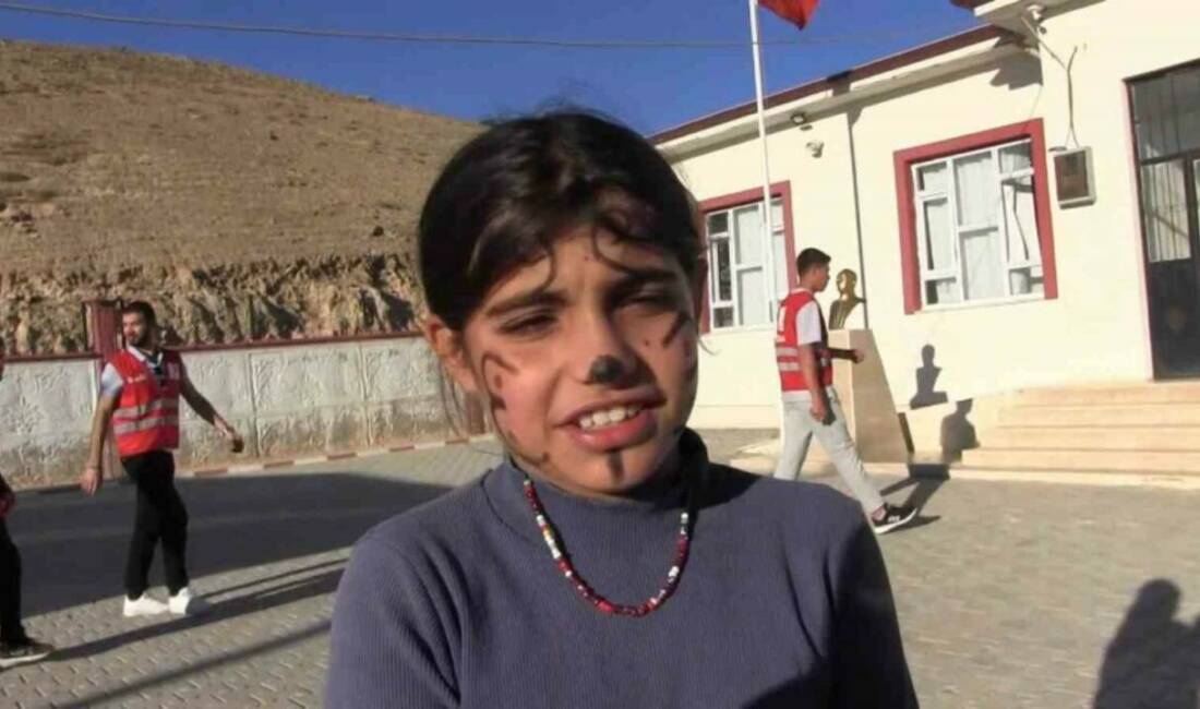 Siirt’te ilkokul öğrencilerine “Heimlich” manevrası ve ilk yardım konuları anlatıldı Siirt'te Türk Kızılay tarafından ilkokul öğrencilerine "Heimlich" manevrası ve ilk