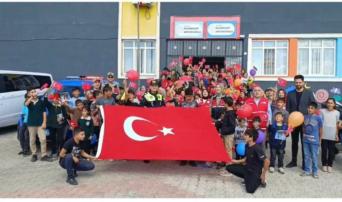 Siirt’te jandarmadan öğrencilere trafik eğitimi Siirt İl Jandarma Komutanlığı, öğrencilerle bir araya gelerek hem trafik