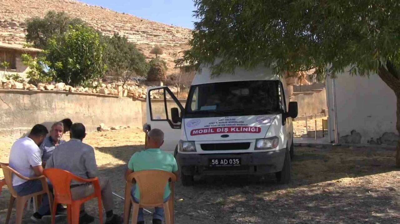 Siirt İl Sağlık Müdürlüğü, mobil diş kliniği aracıyla Ekmekçiler köyünde