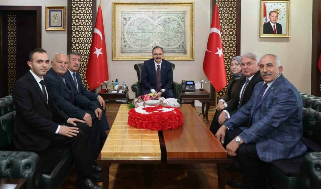 Siirt'te 19 Ekim Muhtarlar Günü kapsamında Cumhuriyet Meydanı'nda çelenk sunma