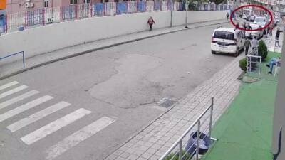 Siirt’in Kurtalan ilçesinde 10 yaşındaki çocuğa otomobilin çarpma anı güvenlik