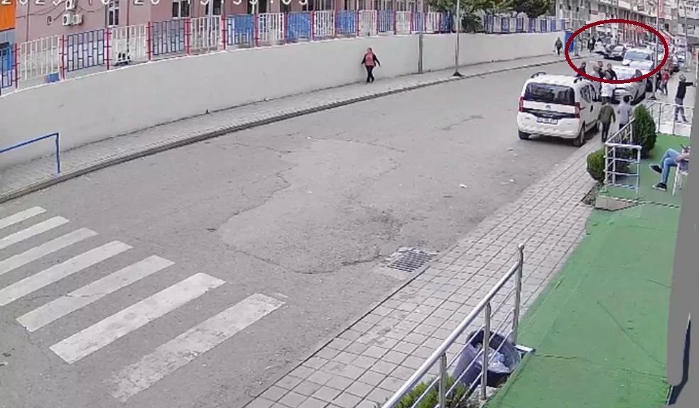Siirt’te otomobilin çocuğa çarpma anı güvenlik kamerasına yansıdı Siirt’in Kurtalan ilçesinde 10 yaşındaki çocuğa otomobilin çarpma anı güvenlik