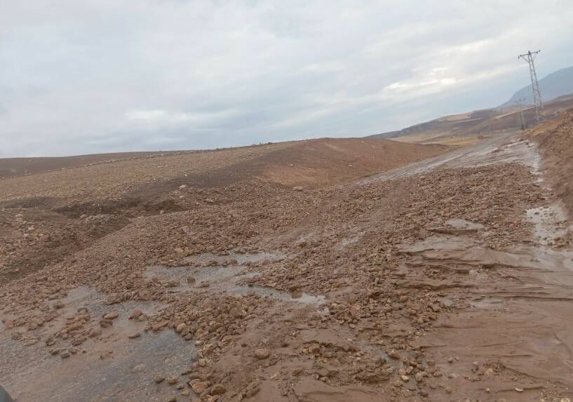 Siirt'in Eruh ilçesinde yaşanan heyelan sonucu yola biriken topraklar, cep