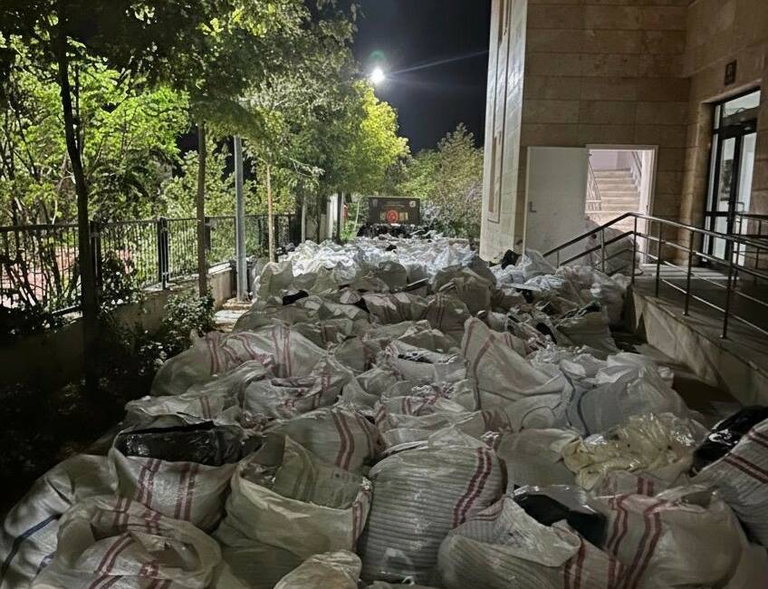 Silopi’de 32 milyon liralık gümrük kaçağı ürün ele geçirildi Silopi ilçesinde yapılan operasyonda 32 milyon TL değerinde gümrük kaçağı