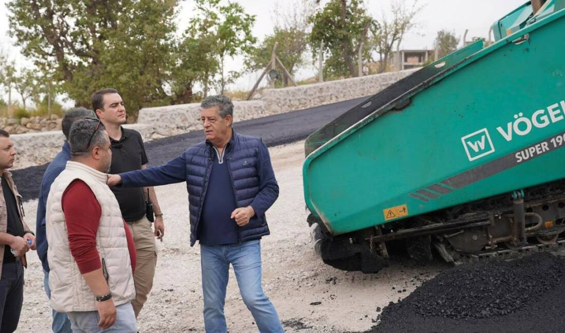 Şırnak Gündoğdu Mahallesi'nde uzun süredir beklenen asfalt dökümü işlemi başladı.