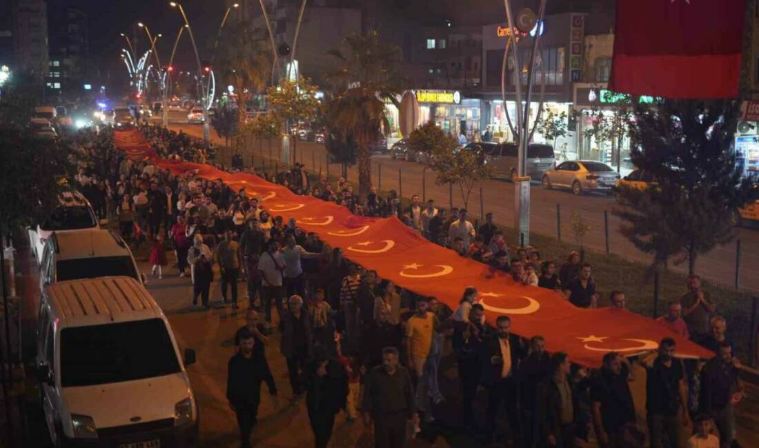 Şırnak’ta Cumhuriyet Bayramı coşkusu: 300 metrelik Türk bayrağıyla yürüyüş, Kürtçe şarkılarla kutlama Şırnak’ın Silopi İlçe Kaymakamlığı öncülüğünde Cumhuriyet’in 102. yılı büyük bir