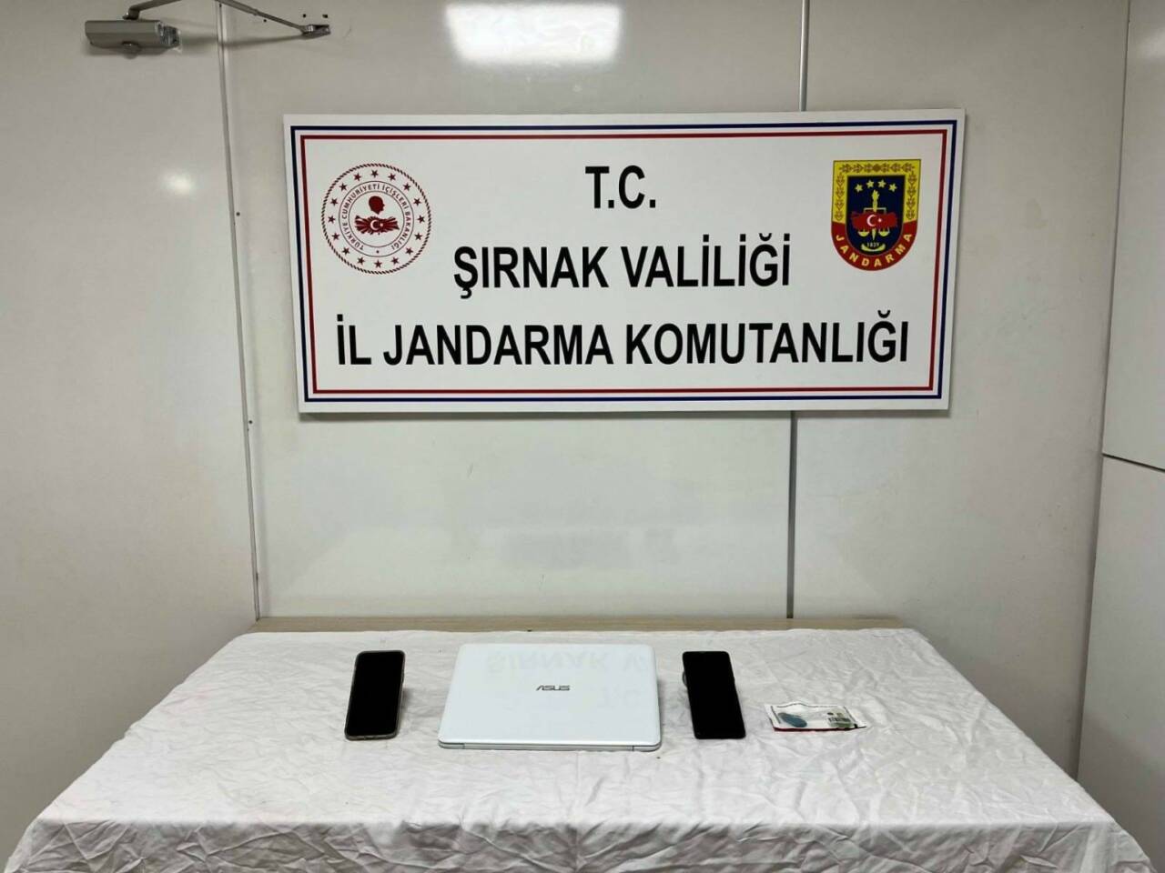 Silopi ilçesindeki 2 polis memuru, şüpheliden dosya kapatma vaadiyle 5