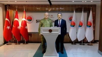 Kara Kuvvetleri Komutanı Orgeneral Metin Tokel, beraberindeki üst düzey komutanlarla