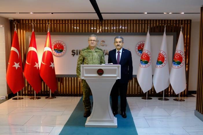 Kara Kuvvetleri Komutanı Orgeneral Metin Tokel, beraberindeki üst düzey komutanlarla