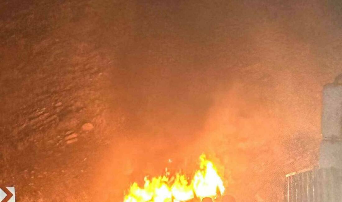Şırnak’ta seyir halindeki araç alev aldı Şırnak-Uludere karayolunda seyir halindeyken motor kısmından dumanlar yükselen araç alev