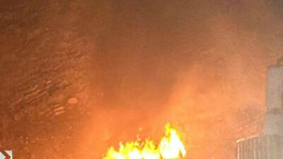 Şırnak-Uludere karayolunda seyir halindeyken motor kısmından dumanlar yükselen araç alev