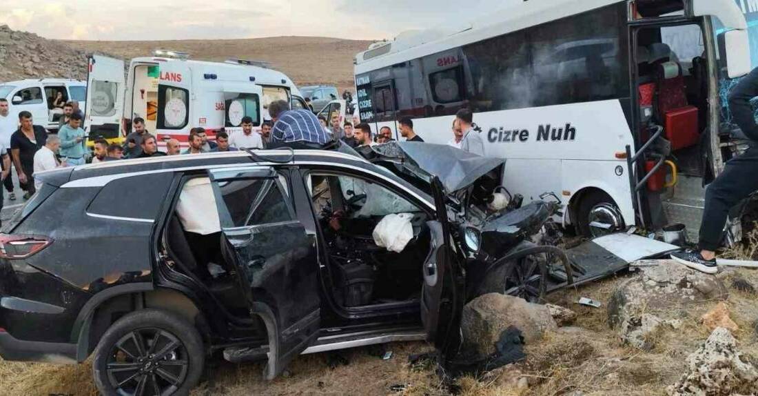 İdil ile Cizre arasındaki karayolunda yolcu otobüsü ile otomobilin çarpışması