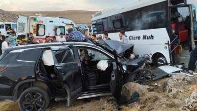 İdil ile Cizre arasındaki karayolunda yolcu otobüsü ile otomobilin çarpışması