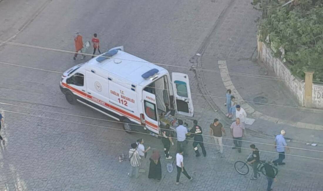 Bağlar ilçesinde bir motokurye, Diyarbakır’da bir sokakta şişe üzerinden geçerken