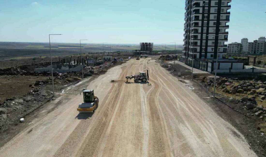 Şanlıurfa'nın Siverek ilçesindeki çevre yolunda sıcak asfalt çalışmaları devam ediyor.