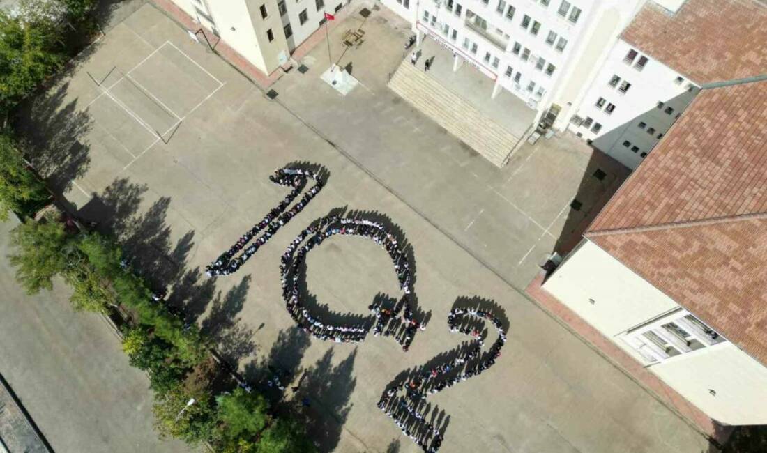 Siverekli öğrencilerden cumhuriyetin 102. yılına anlamlı koreografi Şanlıurfa’nın Siverek ilçesinde lise öğrencileri, Cumhuriyetin 102. yılını anlamlı bir