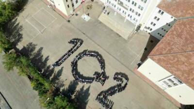 Şanlıurfa’nın Siverek ilçesinde lise öğrencileri, Cumhuriyetin 102. yılını anlamlı bir