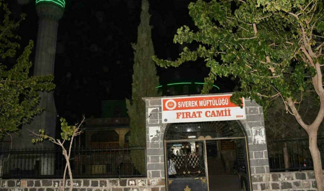 Şanlıurfa’da, Fırat Mahallesi’nde bulunan Fırat Camisi'nin bahçesinde gömülü halde bir