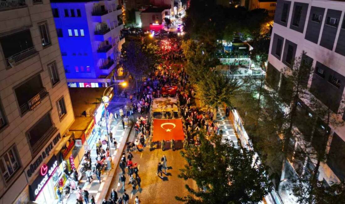 Siverek’te fener alayı yürüyüşü düzenlendi Şanlıurfa’nın Siverek ilçesinde 29 Ekim Cumhuriyet Bayramı etkinlikleri kapsamında fener