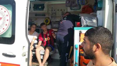 Karkamış ilçesinde Fırat Nehri'ne giren 2 genç, boğulma tehlikesi geçirdi.