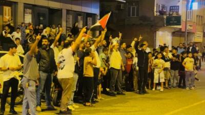 Şanlıurfa’nın Suriye sınırındaki Ceylanpınar ilçesinde vatandaşlar, İsrail’in Uluslararası Sumud Filosu’na