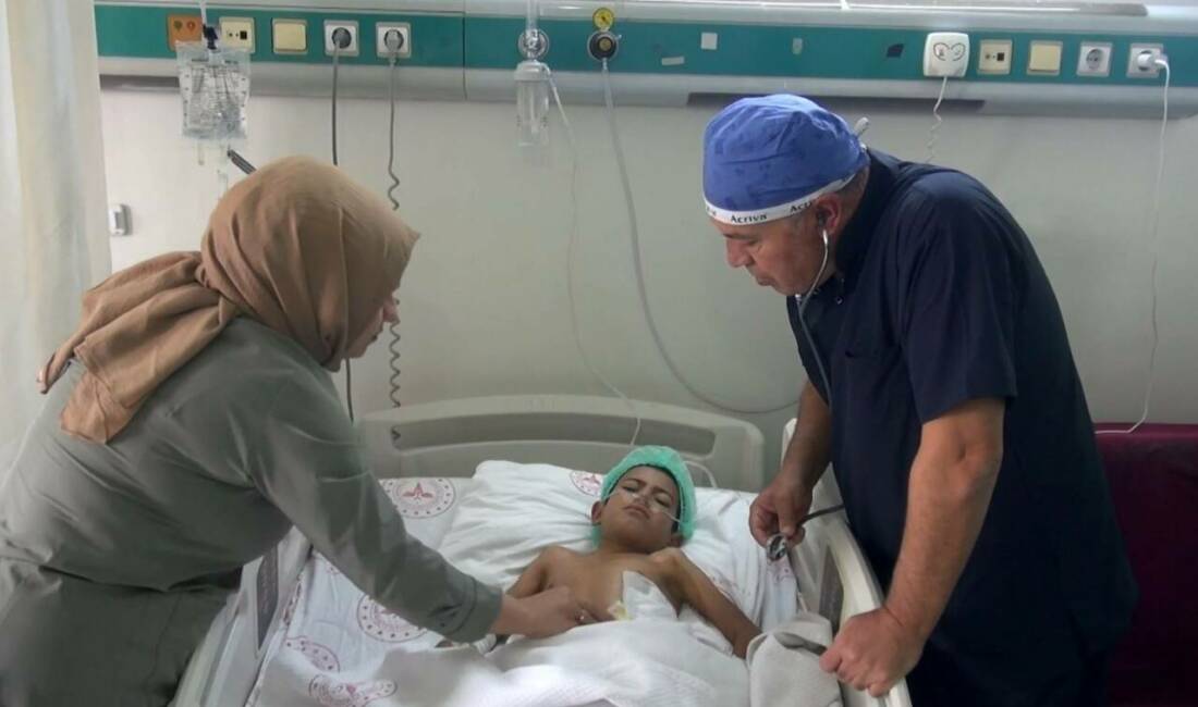 Suriye’de akciğer kisti patlayan 7 yaşındaki çocuk Şanlıurfa’da kurtarıldı Suriye’de yaşayan ve akciğerlerindeki kistin patlaması sonucu ciddi nefes darlığı