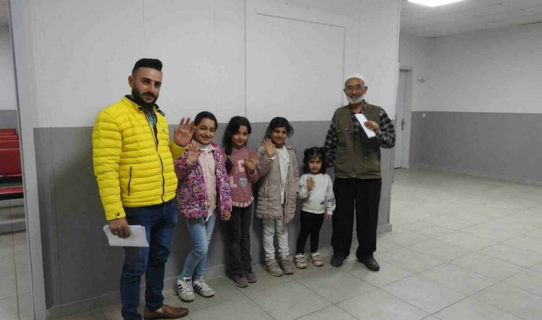 Esad rejiminin devrilmesinden sonra Türkiye'de yaşayan Suriyeliler, ülkelerine dönüşlerini gece