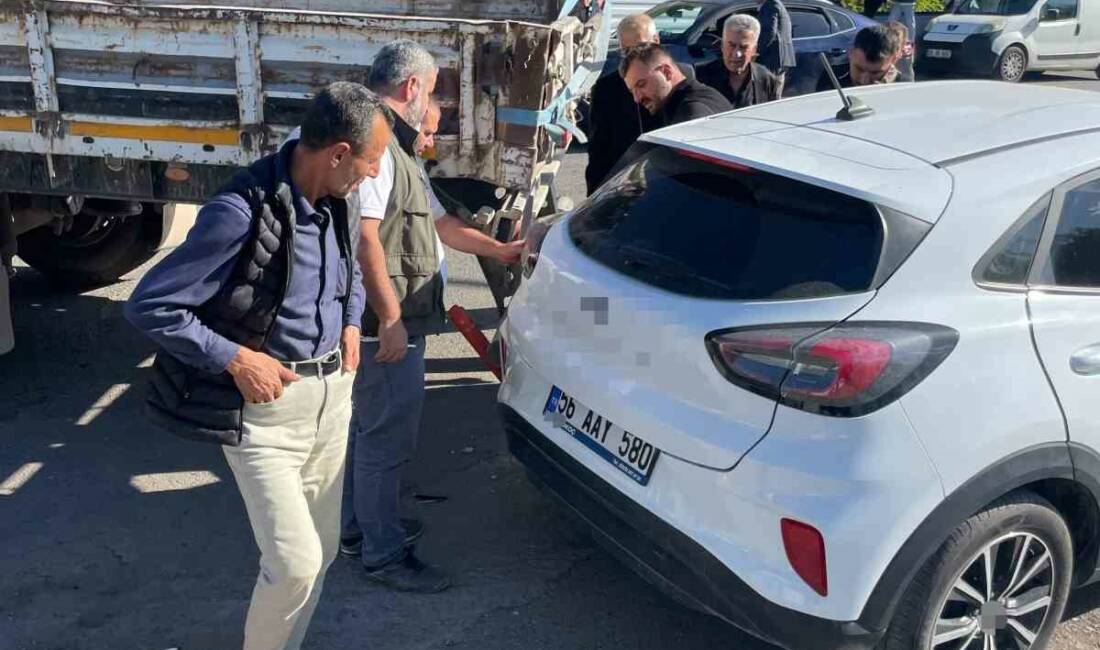 Tırın dorsesi otomobilin teker bölümüne takıldı Siirt’in Kurtalan ilçesinde dönüş alan tırın dorse kısmı park halindeki