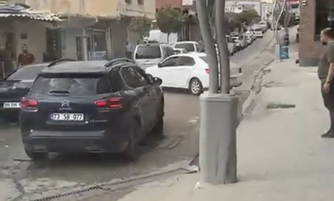 Silopi ilçesinde trafikte sözlü başlayan kavgada, bir sürücü diğerini aracıyla