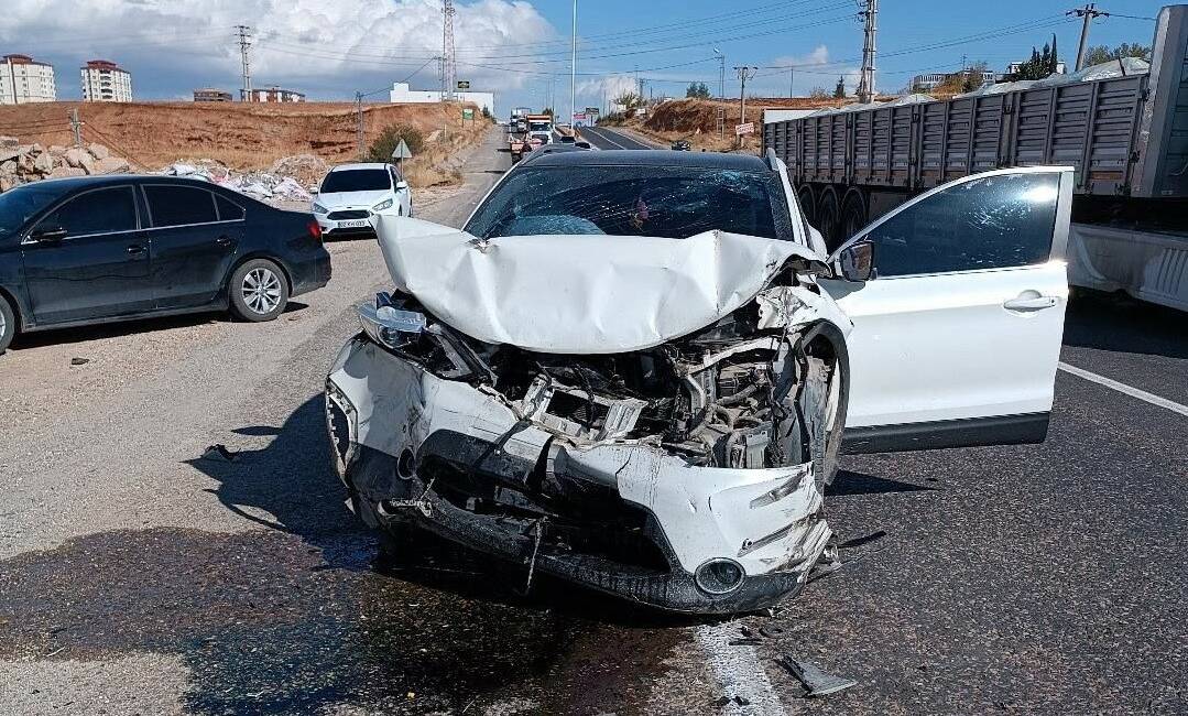 Adıyaman'ın Kahta ilçesinde otomobil ile traktörün çarpışması sonucu 4 kişi
