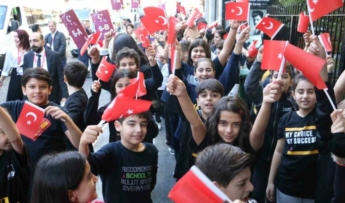 Türk bayrağını kapan sokağa çıktı, minik öğrenciler cumhuriyeti kutladı Diyarbakır’da Özel Maya ve Özel Bulut Başarı Okulları öğrencileri, kentin