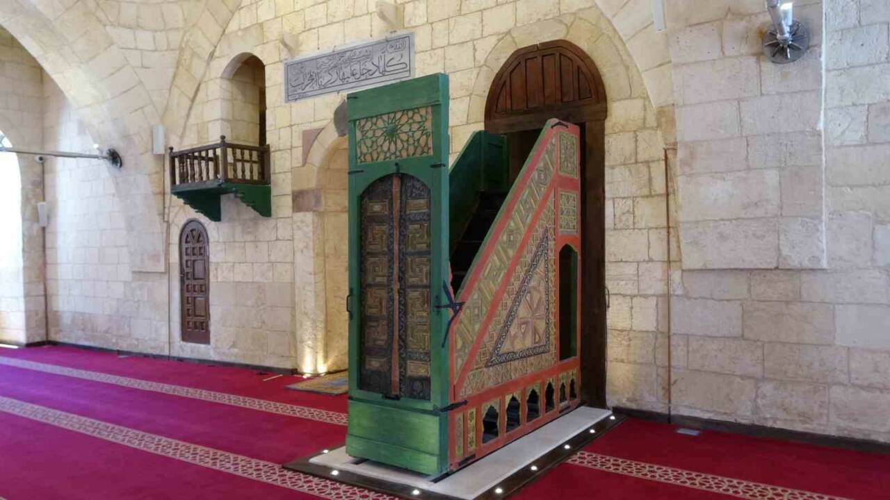 Gaziantep'teki Şirvani Camii, Türkiye'de raylı minberi olan dört camiden biridir.