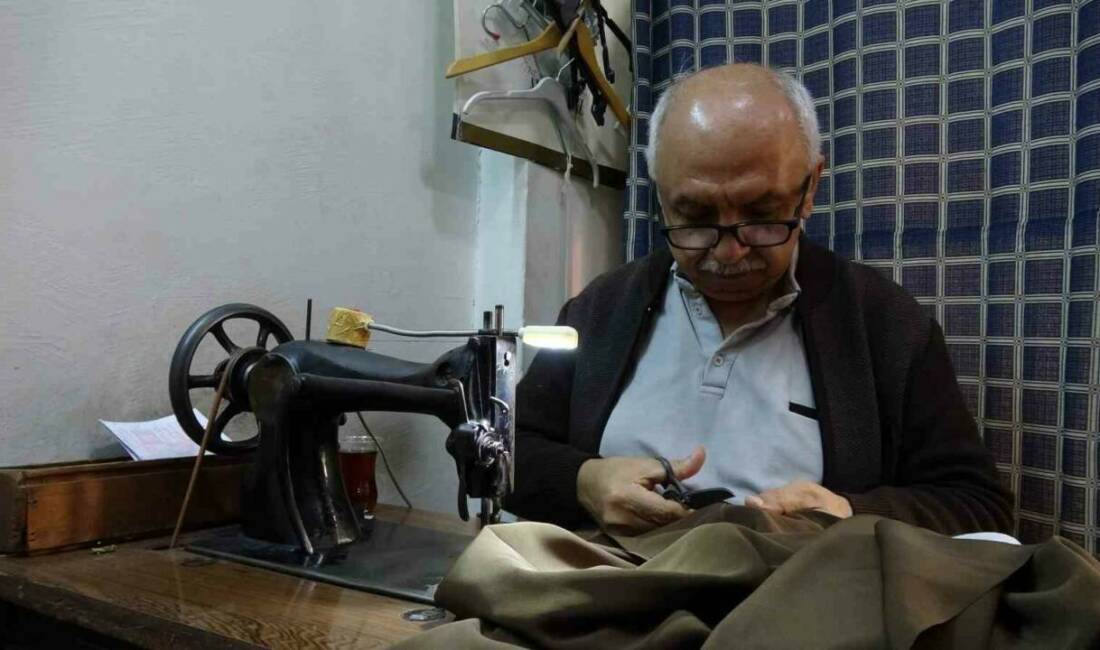 Ustasının emaneti 75 yıllık makineyle 50 yıldır terzilik yapıyor Gaziantep'te 59 yaşındaki terzi Nurettin Avcı, 1950 model dikiş makinesiyle