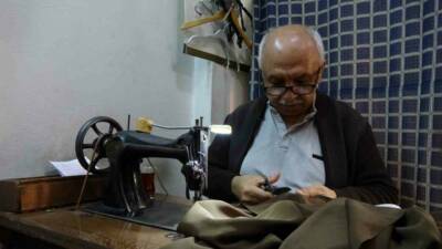Gaziantep'te 59 yaşındaki terzi Nurettin Avcı, 1950 model dikiş makinesiyle