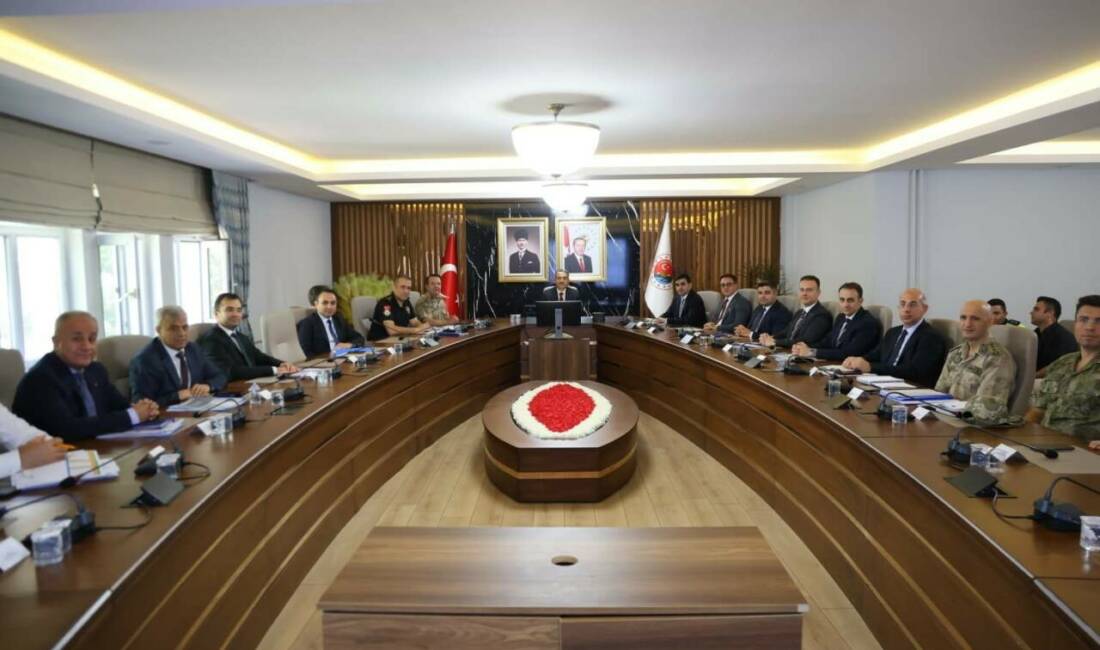 Vali Birol Ekici başkanlığında gerçekleştirilen Şırnak'taki asayiş ve güvenlik toplantısında,