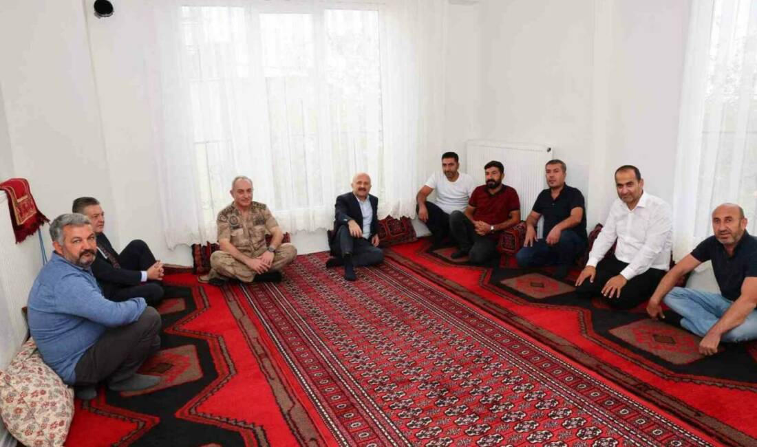 Vali Osman Varol, köy evlerini ziyaret etti Adıyaman Valisi Osman Varol, Düzce Köyü'nde yapılan köy evlerini ziyaret
