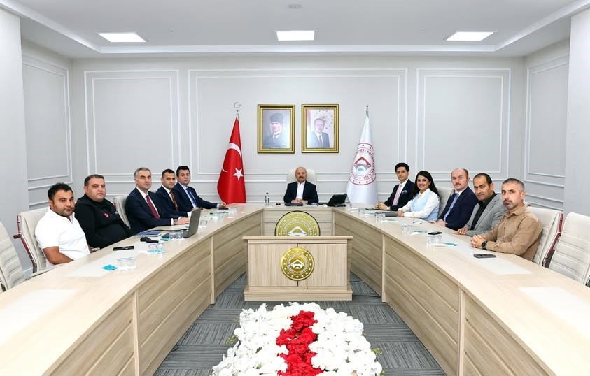 Vali yardımcılığı değerlendirme toplantısı gerçekleştirildi Adıyaman Valisi Osman Varol başkanlığında Vali Yardımcıları Değerlendirme Toplantısı düzenlendi.