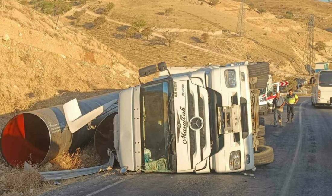 Siirt’te viraj alamayarak sürücüsünün kontrolünden çıkan tır devrildi.