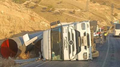 Siirt’te viraj alamayarak sürücüsünün kontrolünden çıkan tır devrildi.