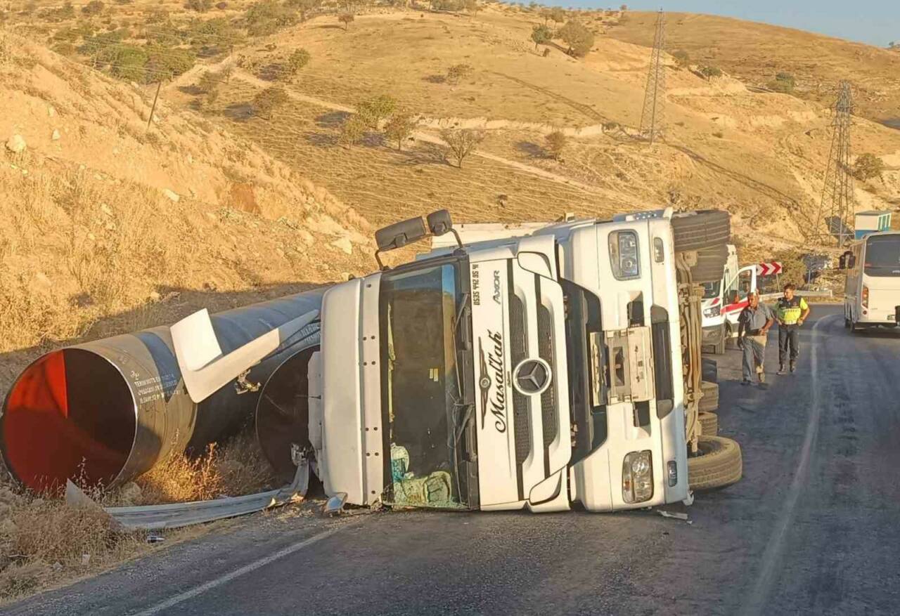 Siirt’te viraj alamayarak sürücüsünün kontrolünden çıkan tır devrildi.