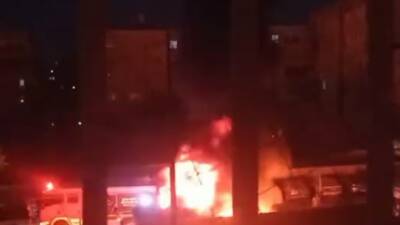 Viranşehir ilçesinde park halindeki bir traktörde çıkan yangın, itfaiye ekiplerinin